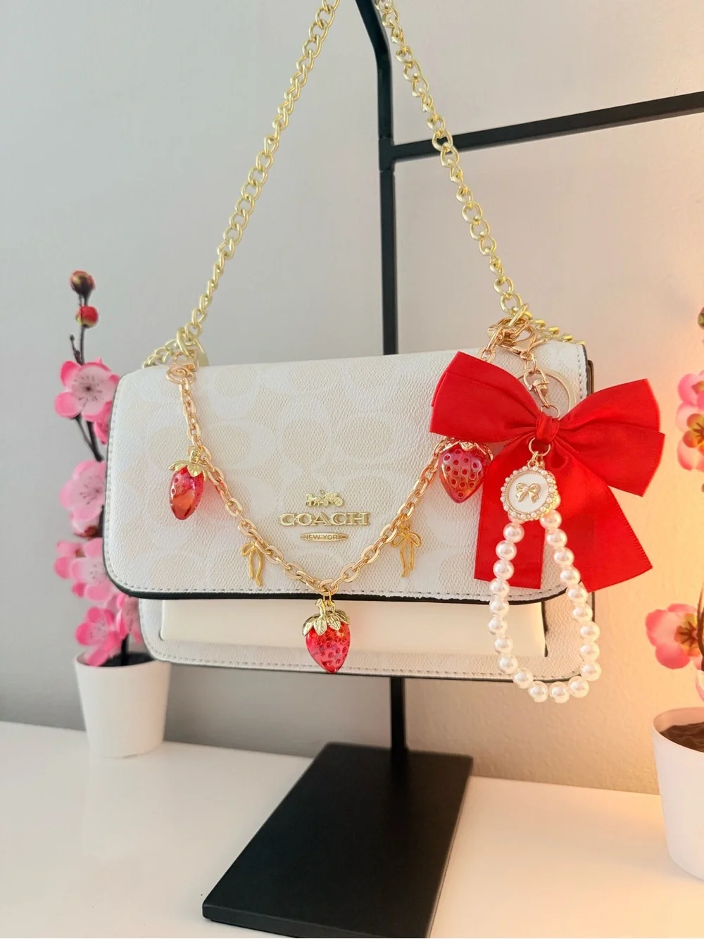 Coach White Shoulder Bag with Gold Chain. Charm. My website: okyslumiere.com 🎀